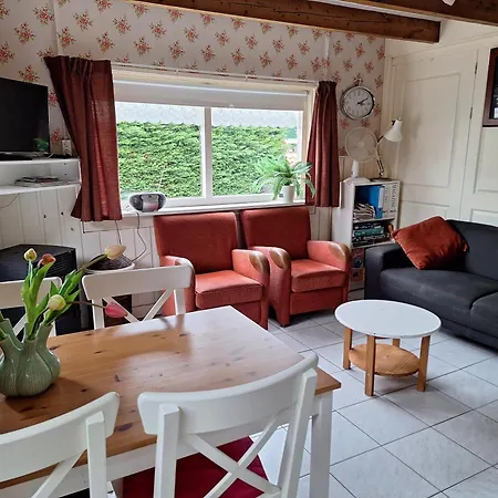 Holiday home De Roos, Near The Beach, With Private Garden